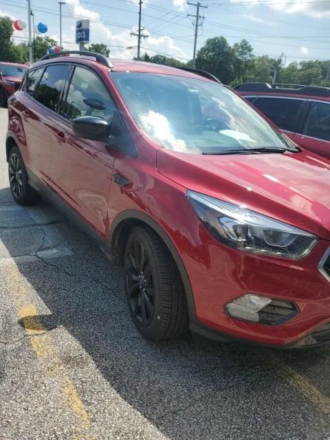 Used 2017 Ford Escape SE with VIN 1FMCU9GD0HUC20561 for sale in Valparaiso, IN