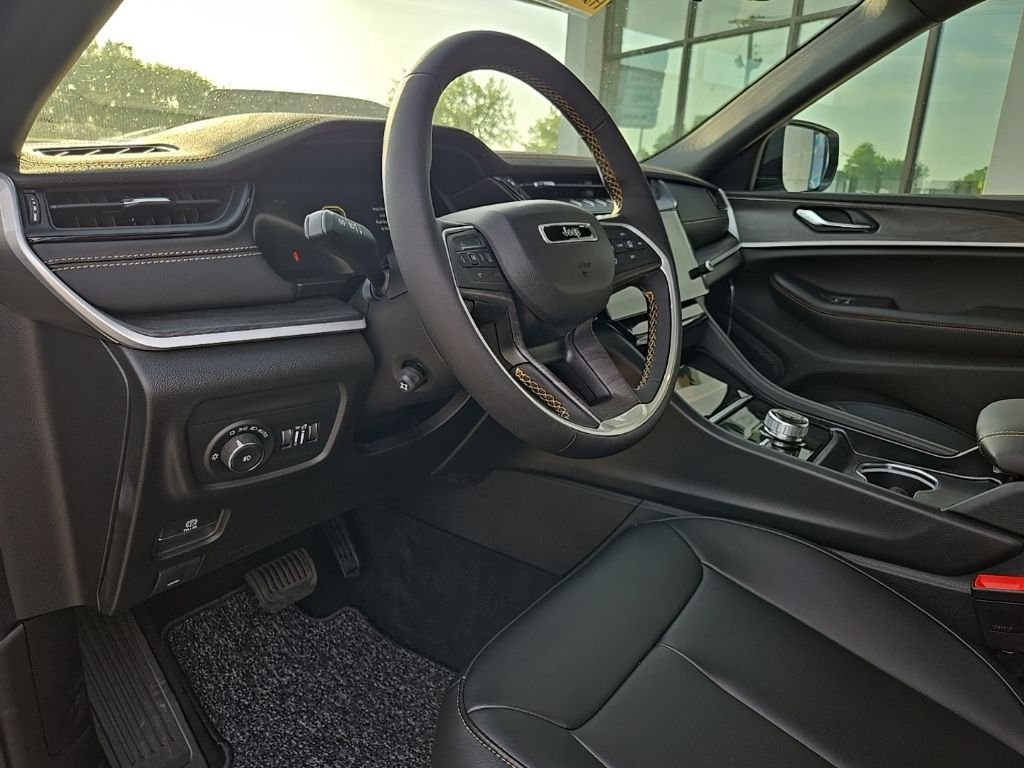 New 2026 Silver Zynith Exterior Paint Jeep  image 37