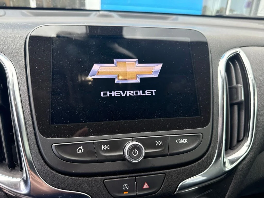 Used 2024 Summit White Chevrolet LT image 9