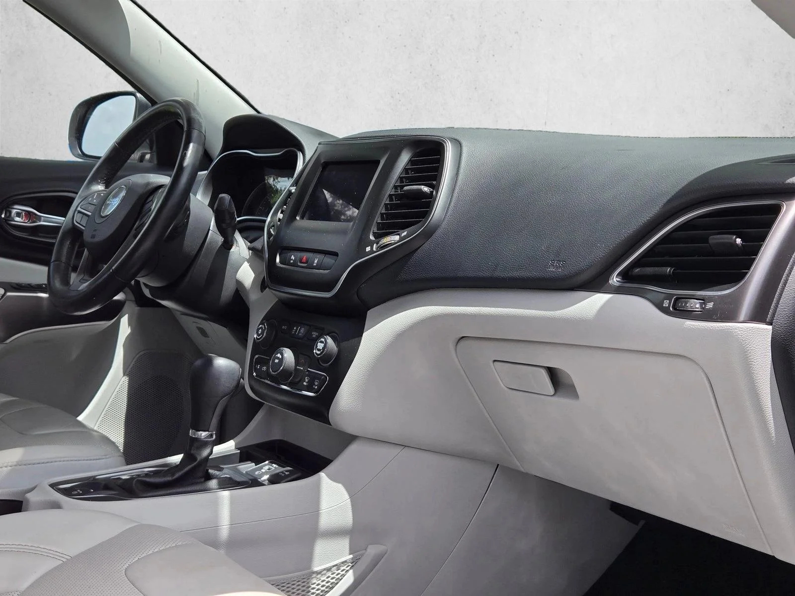 Used 2021 Bright White Clearcoat Jeep Latitude Lux image 21