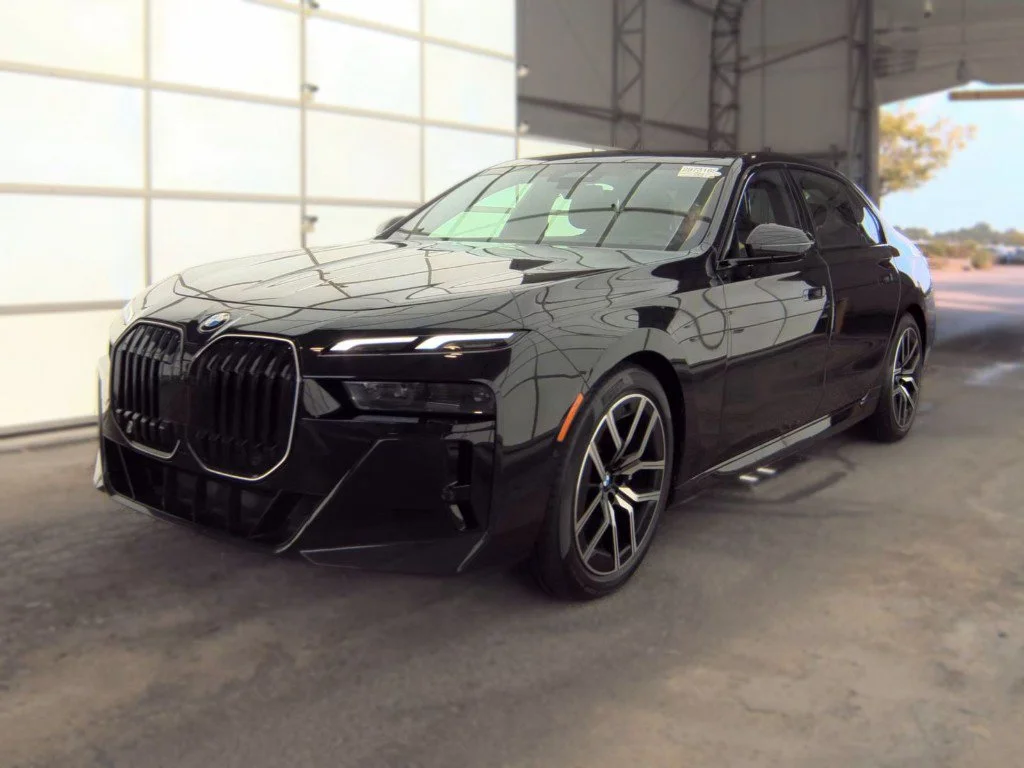 Used 2025 Black BMW 740i xDrive image 1