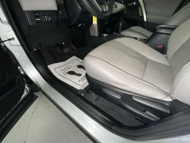 Used 2014 Silver Toyota XLE image 12