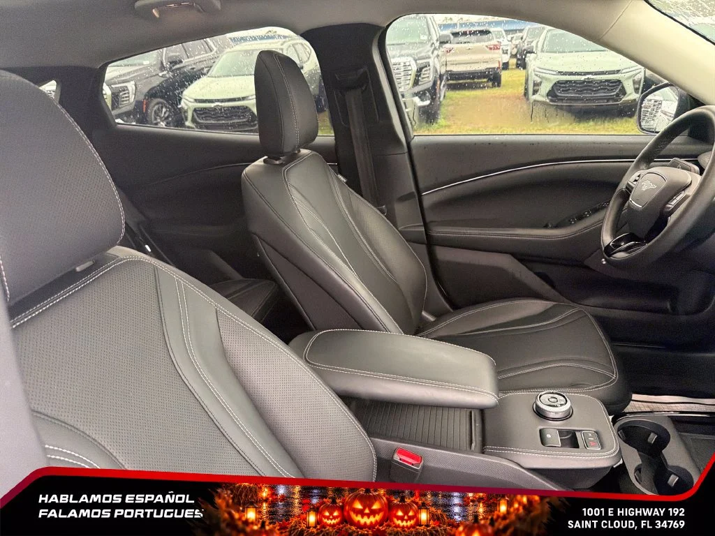 Used 2022  Ford Premium image 31