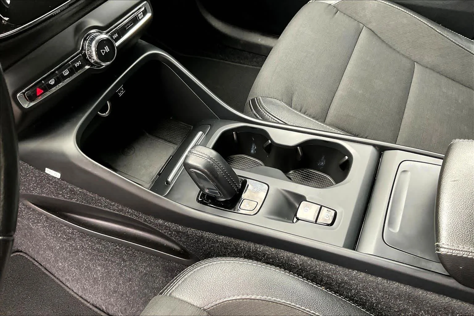 Used 2020 black Volvo Momentum image 15