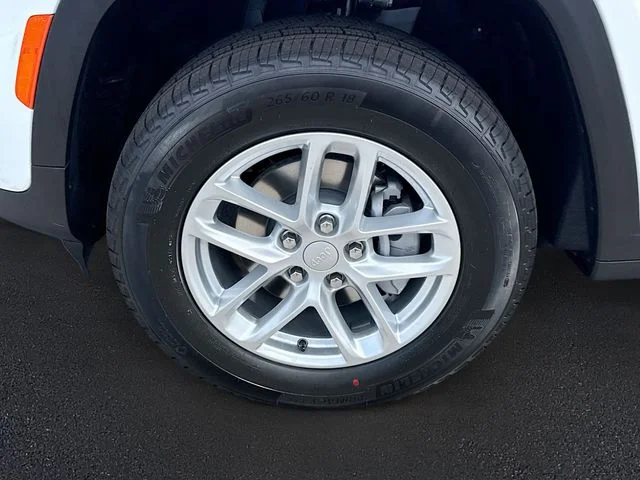 New 2026 Bright White Clear-Coat Exterior Paint Jeep Laredo image 19
