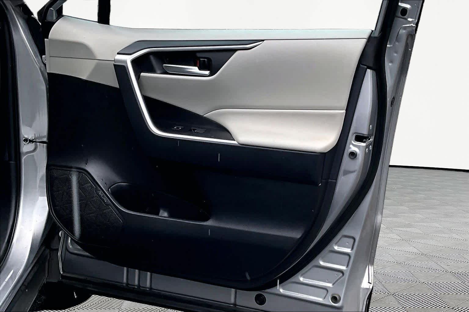 Used 2025 Silver Sky Metallic Toyota XLE image 23