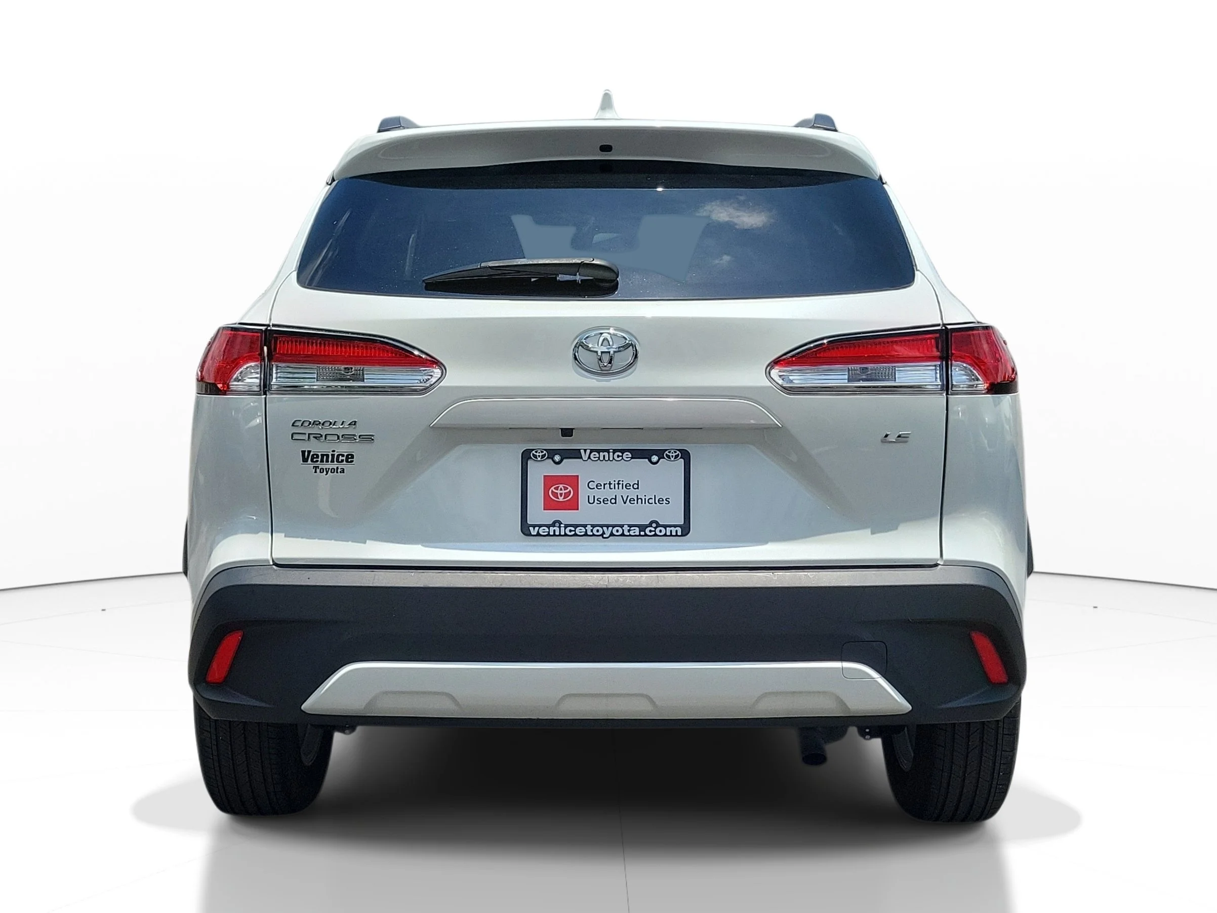 Used 2023 Wind Chill Pearl Toyota LE image 5