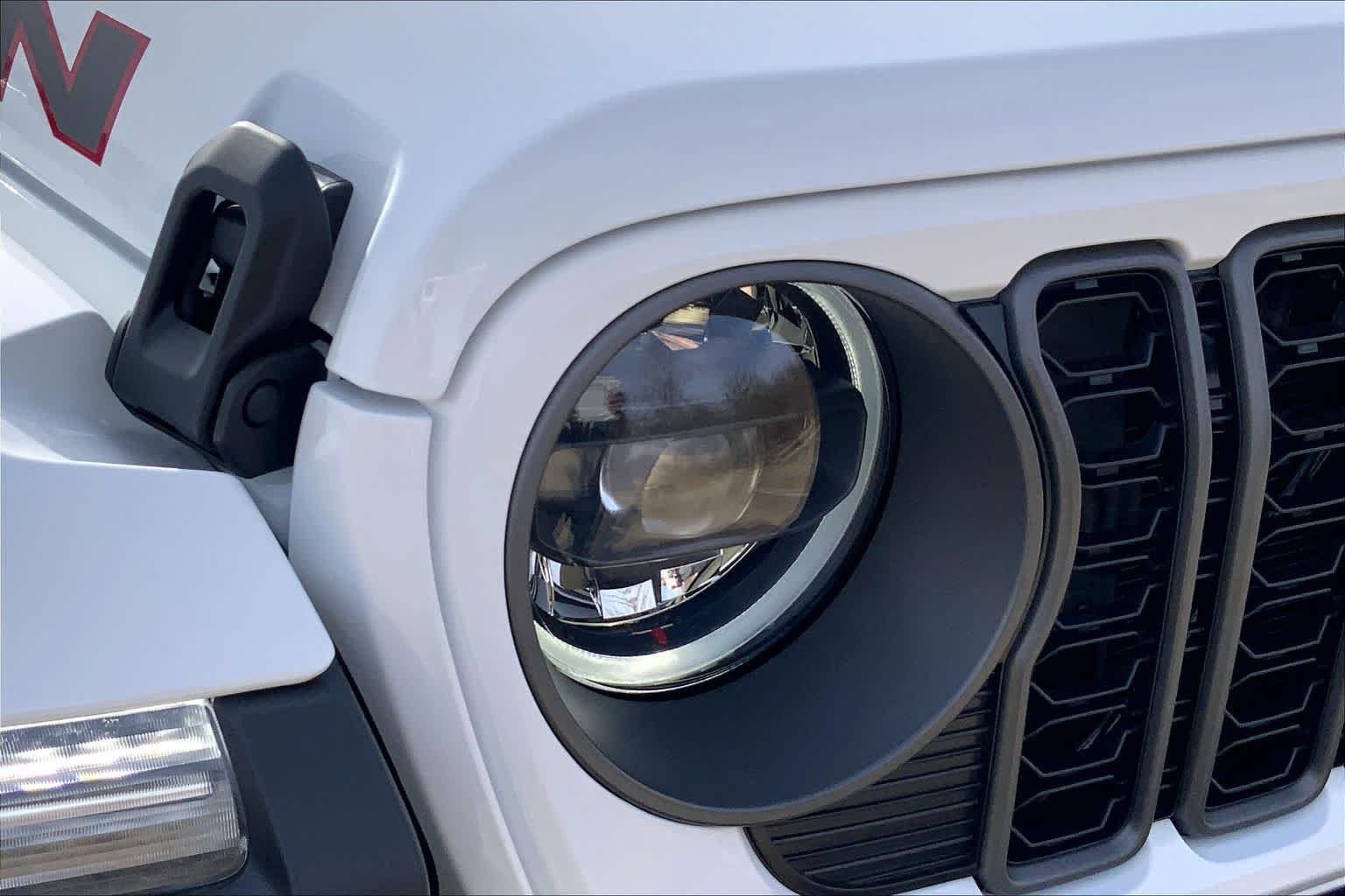 New 2026 Bright White Clear-Coat Exterior Paint Jeep Rubicon X image 13