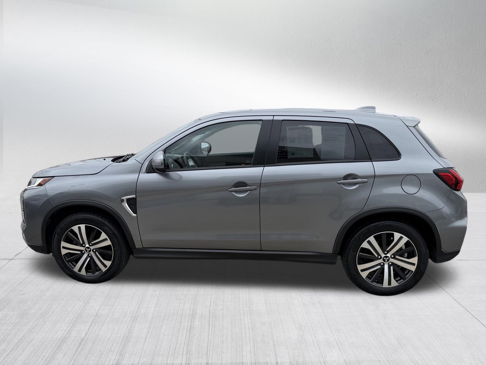 Used 2025 Mercury Gray Metallic Mitsubishi SE image 4