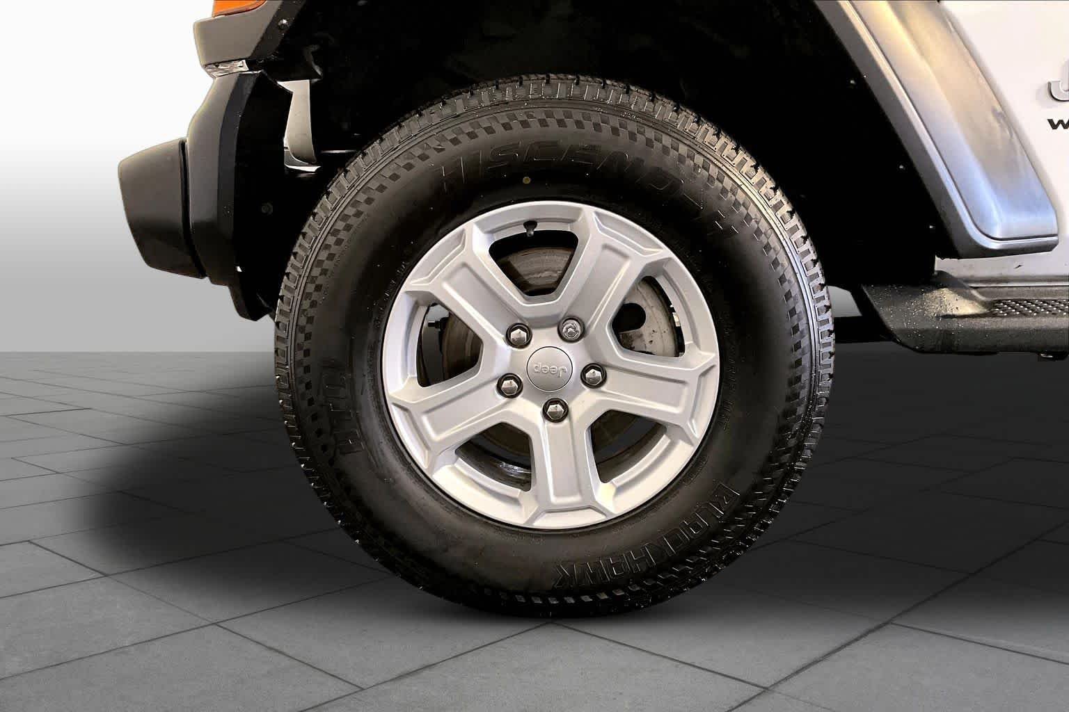 Used 2020 Bright White Clearcoat Jeep Sport S image 10