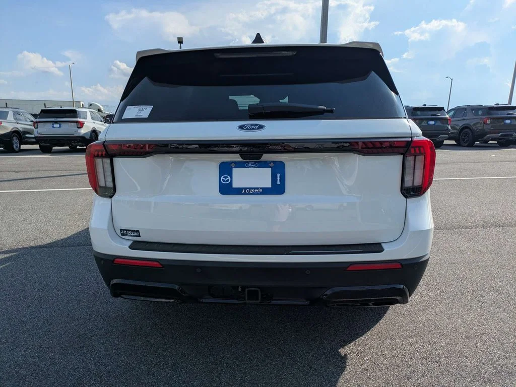 New 2026 Star White Metallic Tri-Coat Ford ST-Line image 5