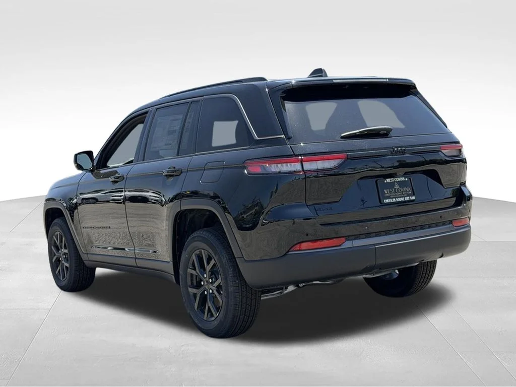 New 2026 Diamond Black Crystal Pearl-Coat Exterior Paint Jeep Laredo image 10