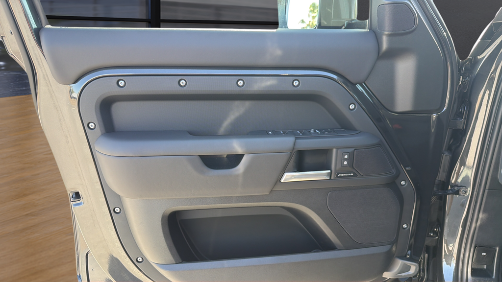 2026 Land Rover Defender S - Photo 24
