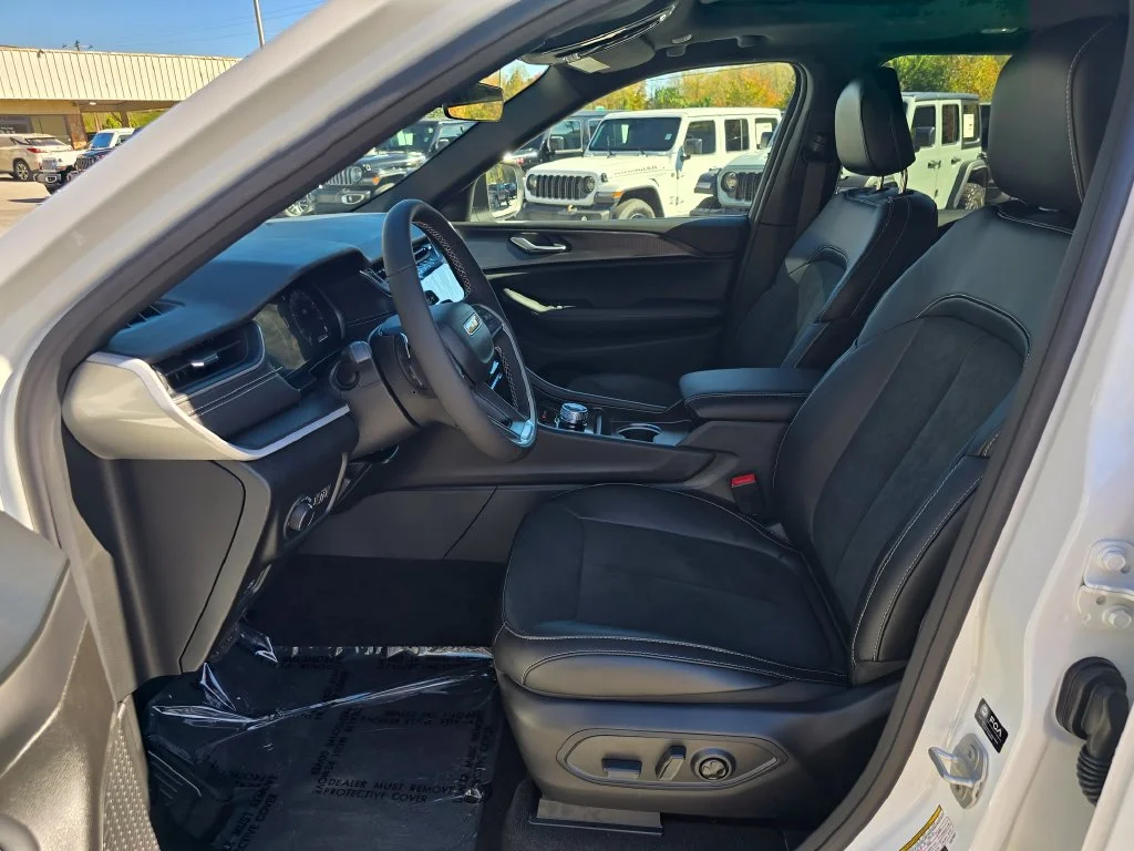 New 2027 White/off-white Jeep Laredo X image 4