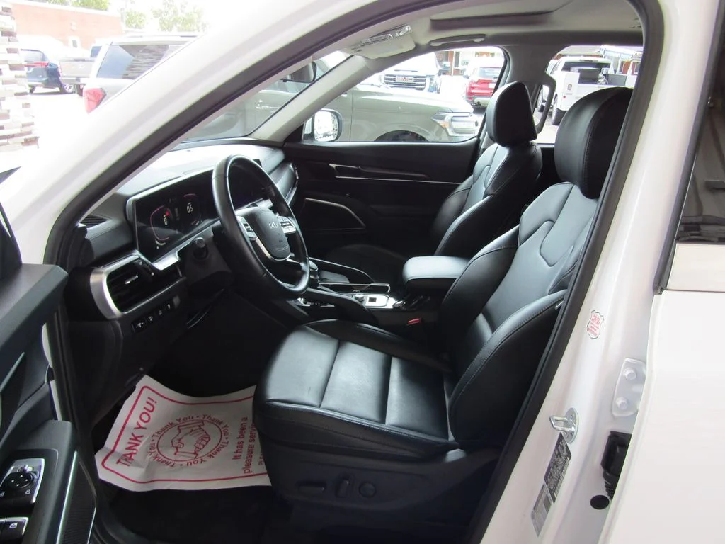 Used 2025 White Kia S image 24