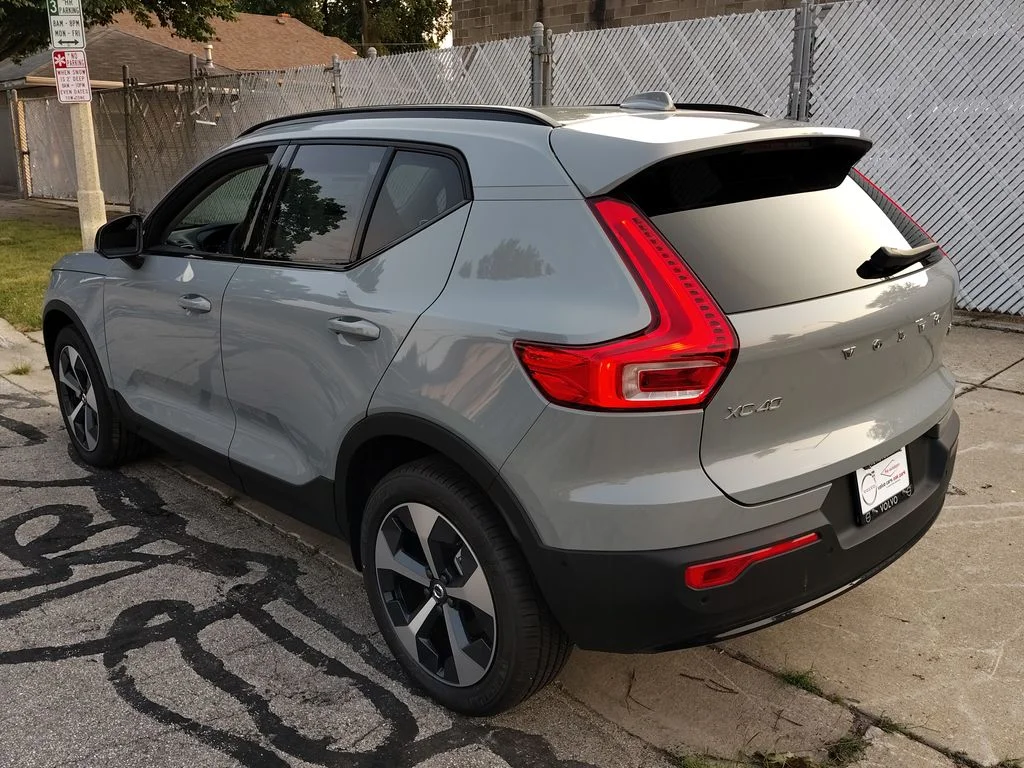 2026 Volvo XC40 Plus - Photo 8