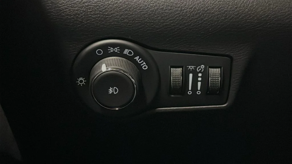New 2026 Bright White Clearcoat Jeep Latitude image 29
