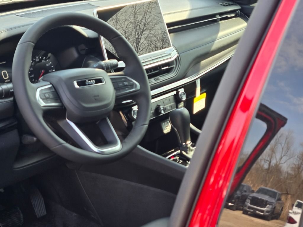 New 2026 Red Hot Pearl-Coat Exterior Paint Jeep Latitude image 23