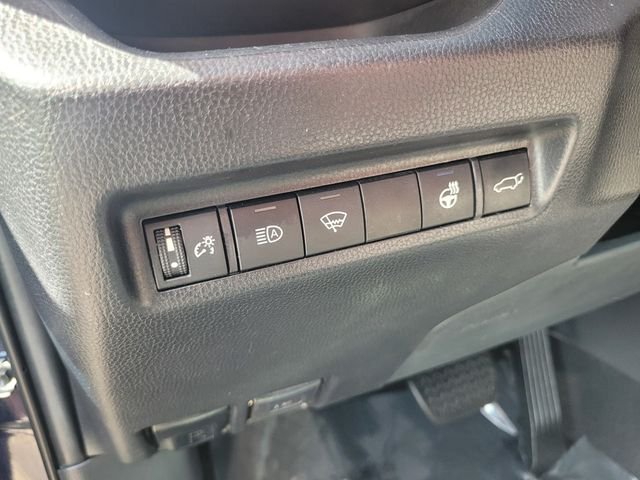 Used 2020  Toyota XLE Premium image 19