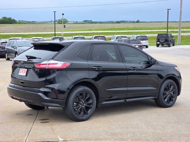 Used 2022 Black Metallic Ford SE image 7