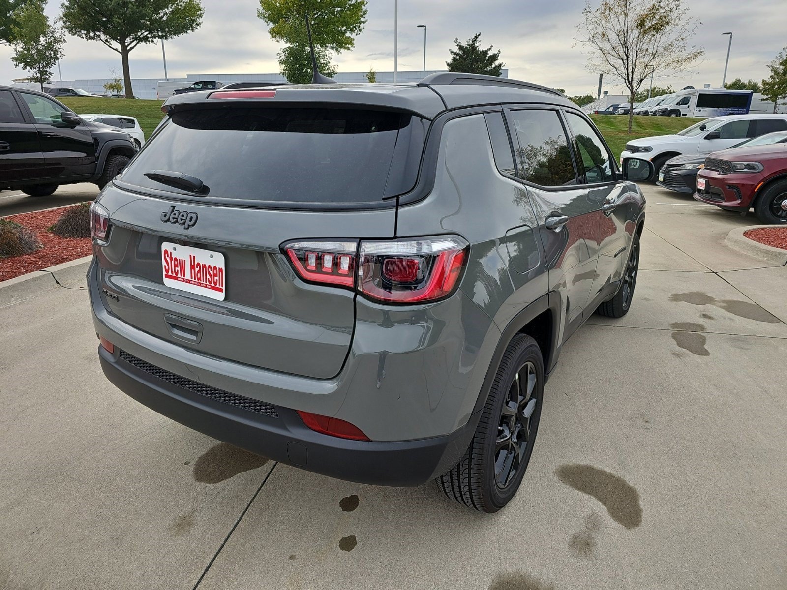 New 2027 Sting-Gray Clearcoat Jeep Latitude Altitude image 5