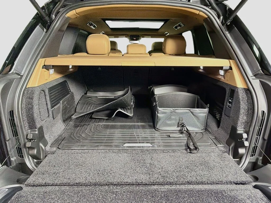 New 2026 Eiger Grey Land Rover SE image 28