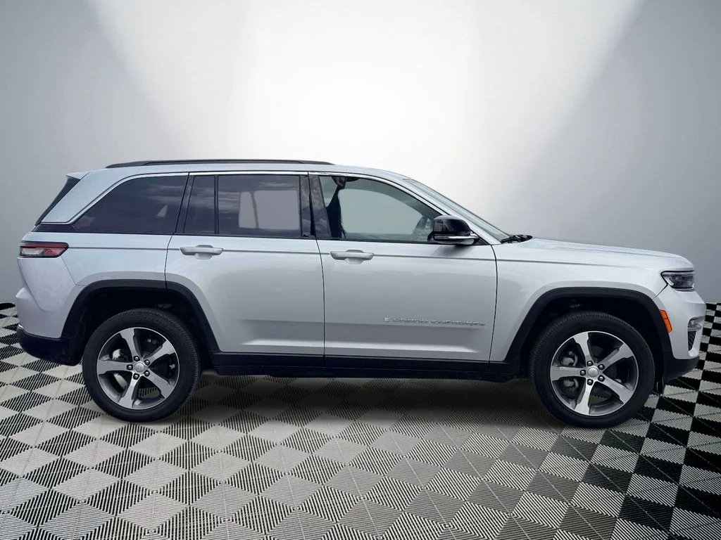 Used 2024 Silver Jeep Limited image 6
