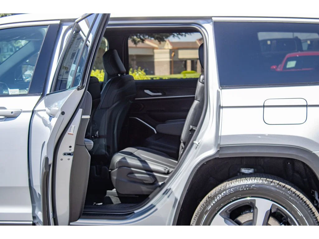 New 2026 SILVER ZYNITH Jeep Limited image 17