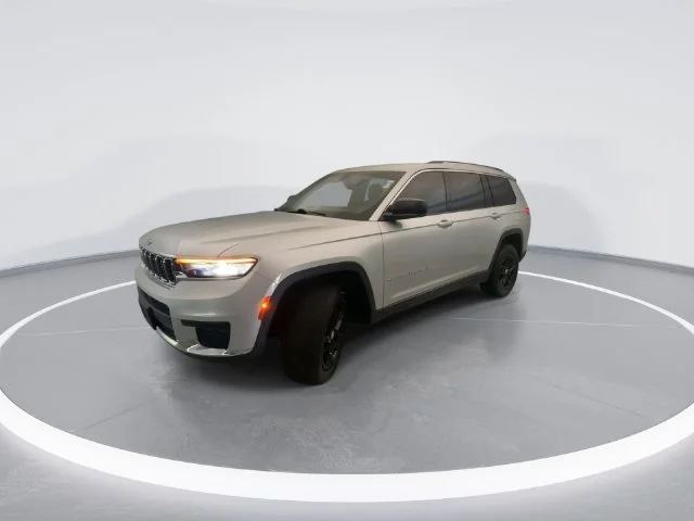 Used 2021 Silver Jeep Laredo image 8