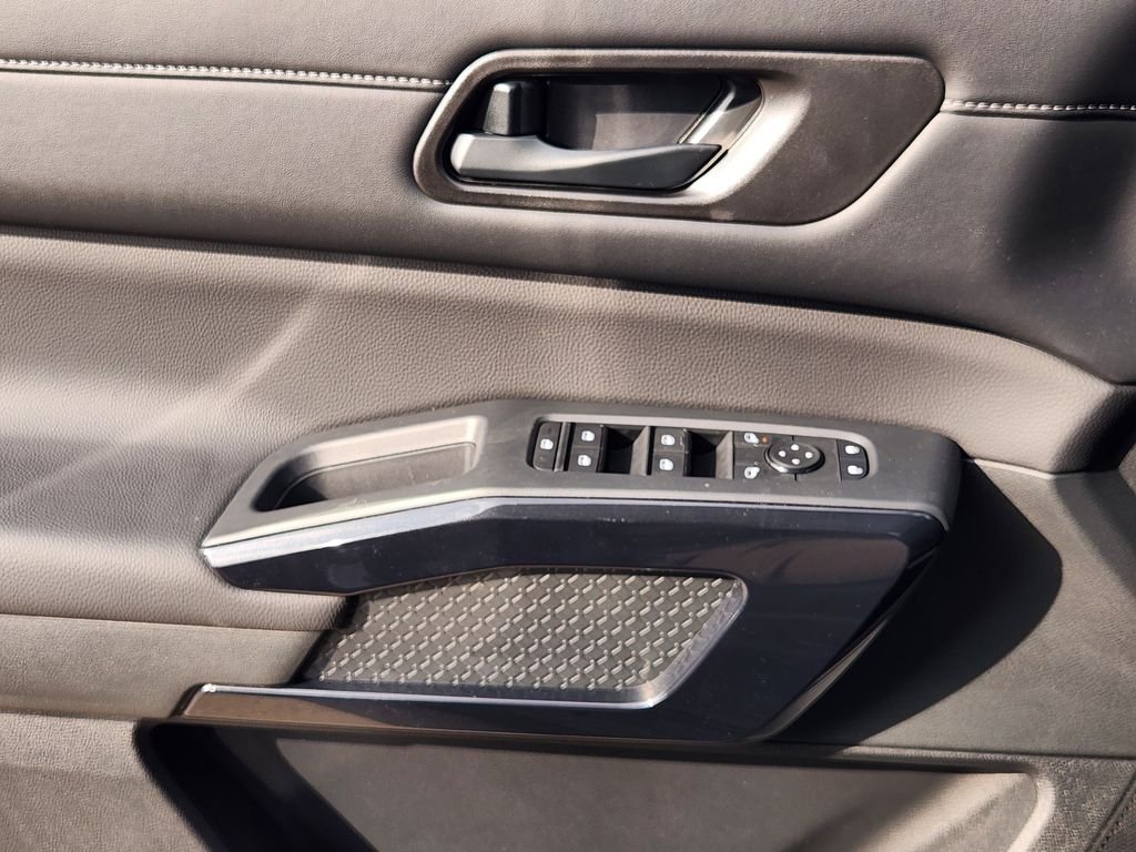 2026 Nissan Pathfinder SV - Photo 23