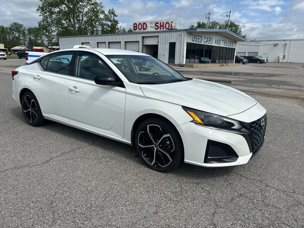 Used 2025 White Nissan 2.5 SR image 7