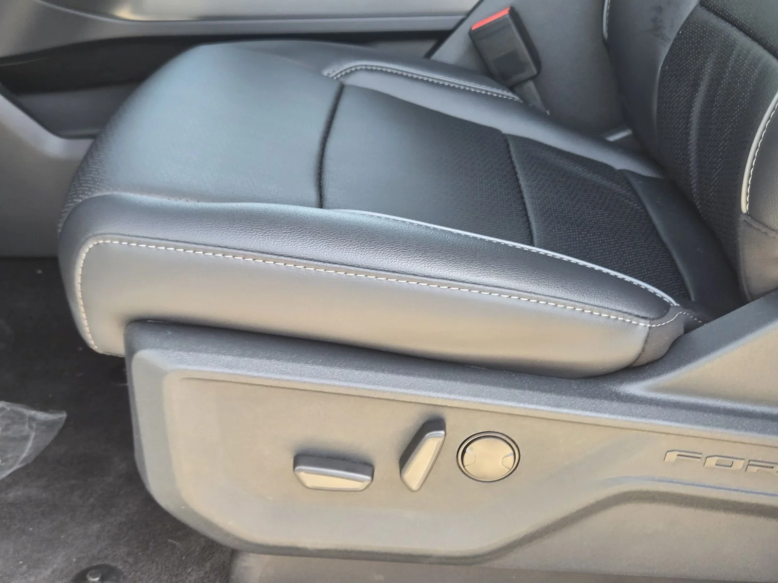 New 2026 Iconic Silver Metallic Ford Lariat® image 16