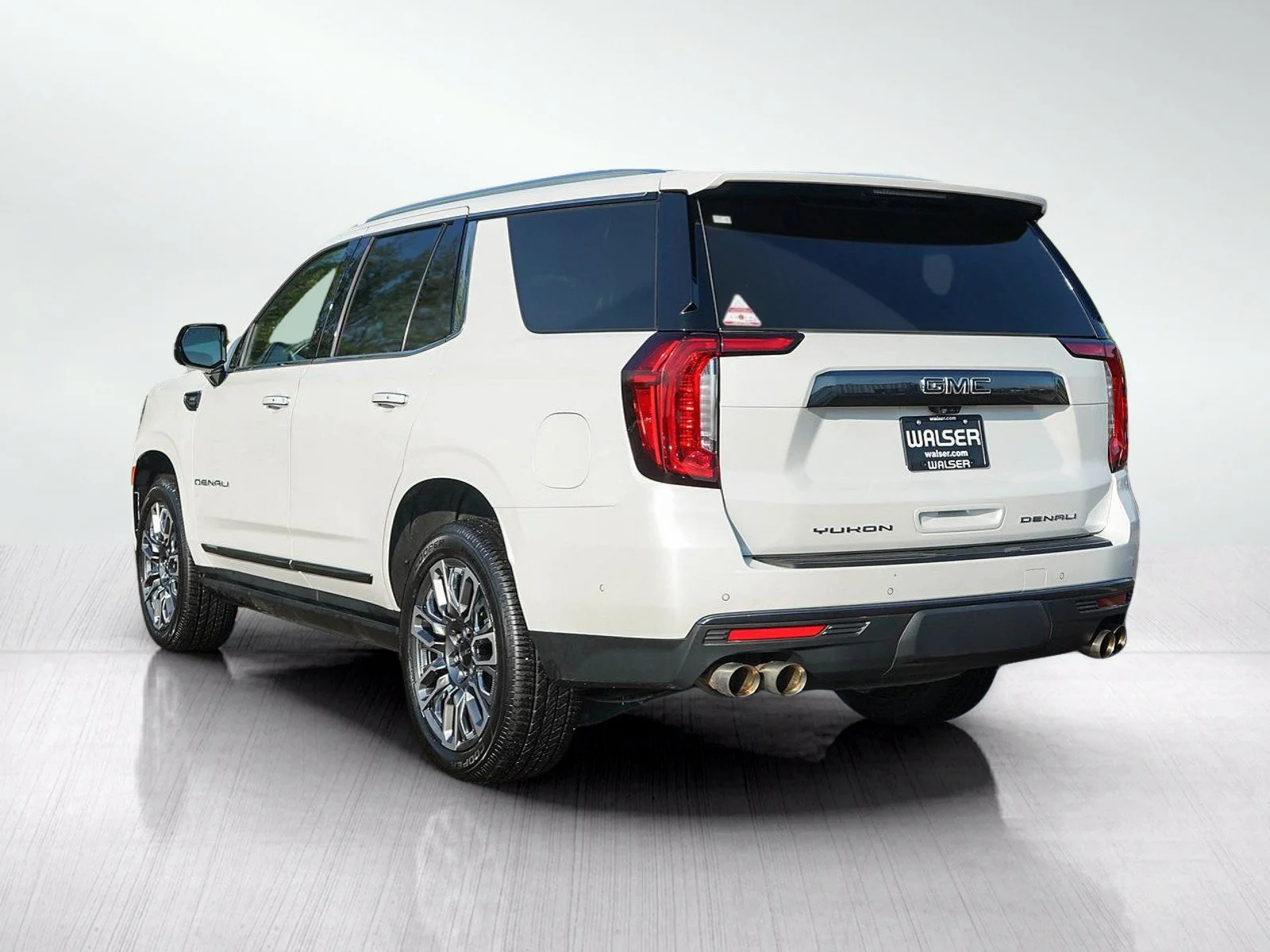 Used 2023 White Frost Tricoat GMC Denali Ultimate image 4
