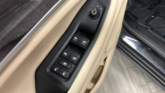 Used 2022 Diamond Black Jeep Limited image 21
