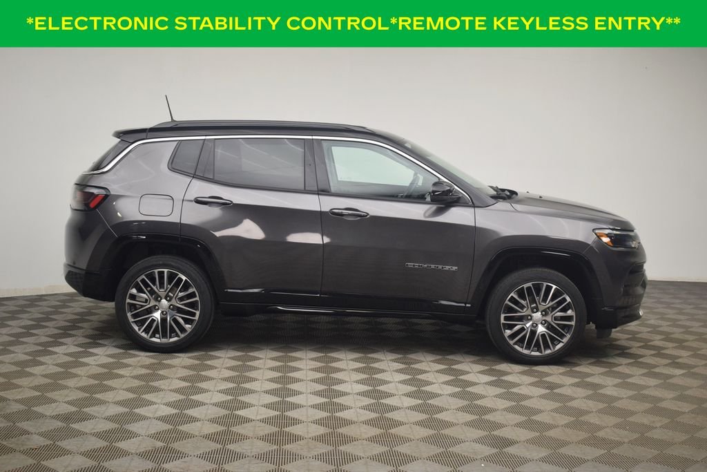 Used 2019 Granite Crystal Metallic Clearcoat Jeep Latitude image 12