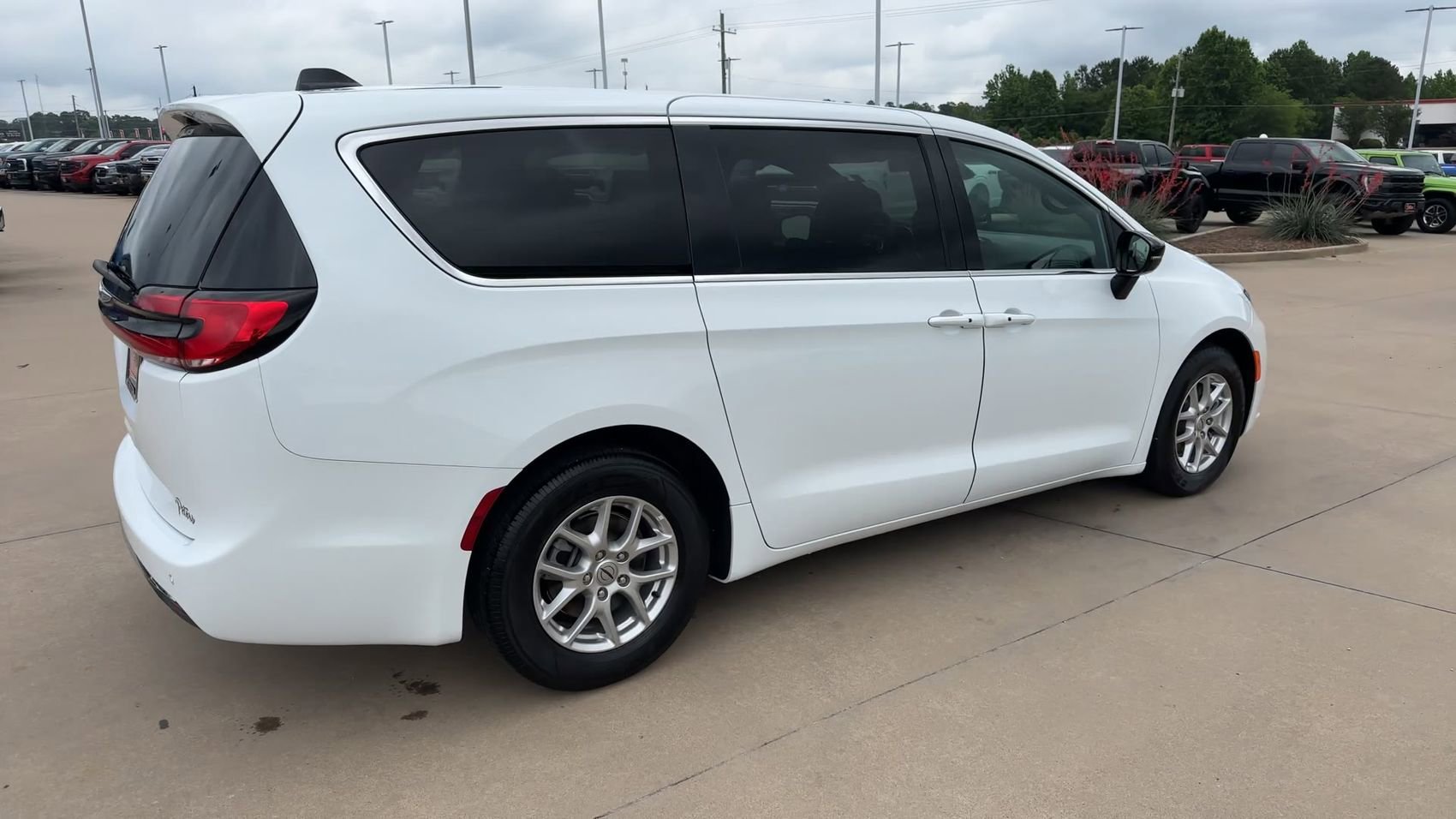 Used 2025 Bright White Clearcoat Chrysler Select image 9