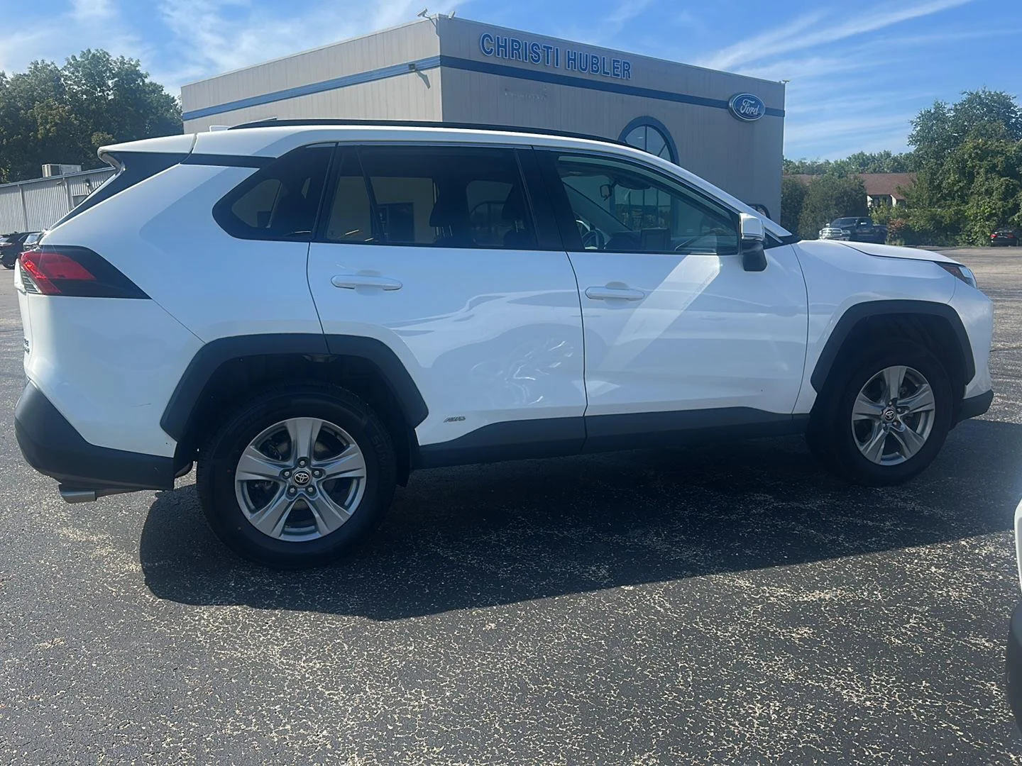 Used 2022 White Toyota XLE image 5