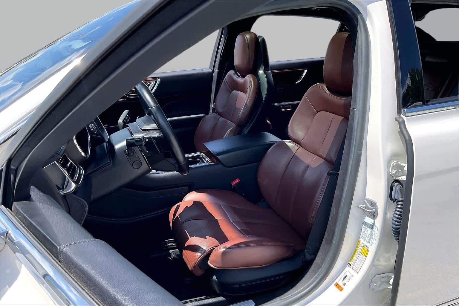 Used 2018 White Platinum Tri-Coat Lincoln Reserve image 8