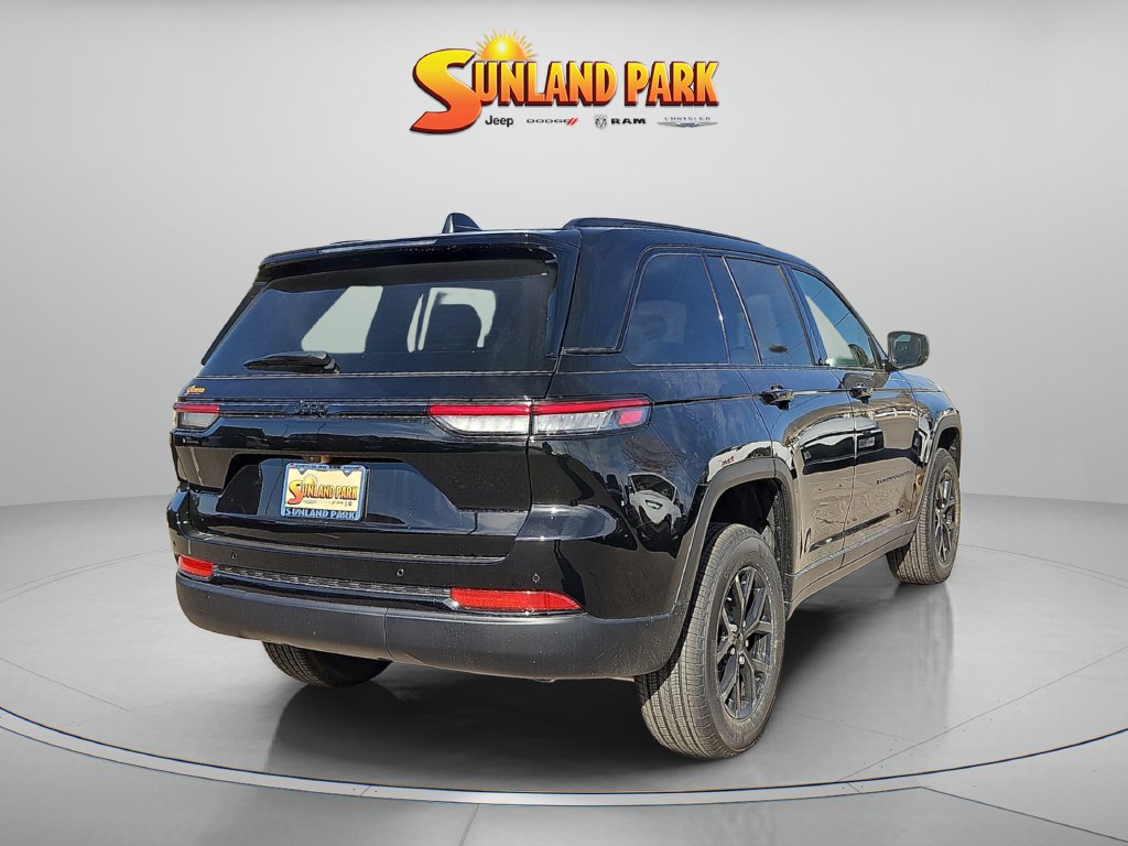 New 2025 Diamond Black Crystal Pearl-Coat Exterior Paint Jeep Laredo image 5