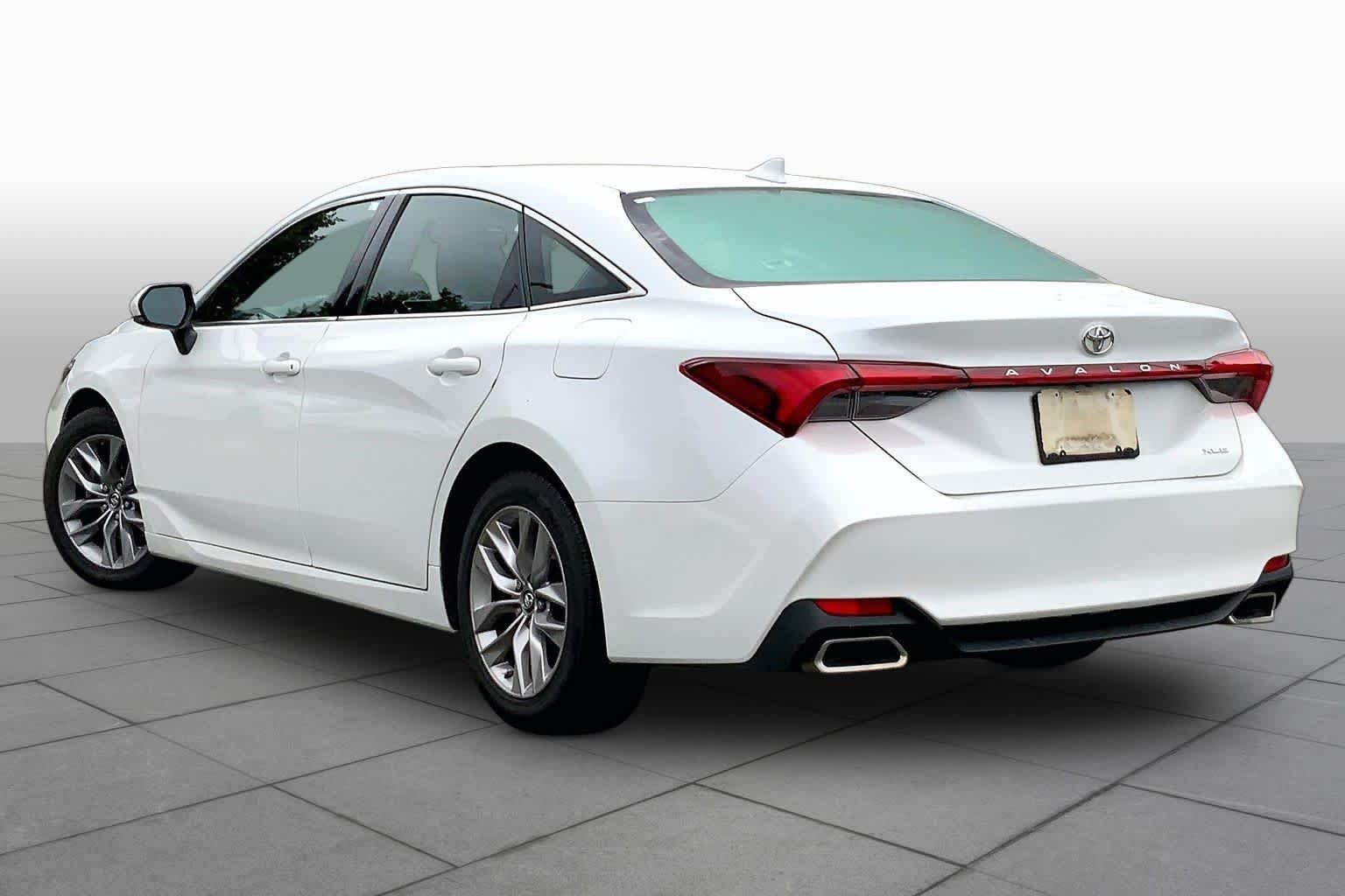 Used 2019 Wind Chill Pearl Toyota XLE image 12