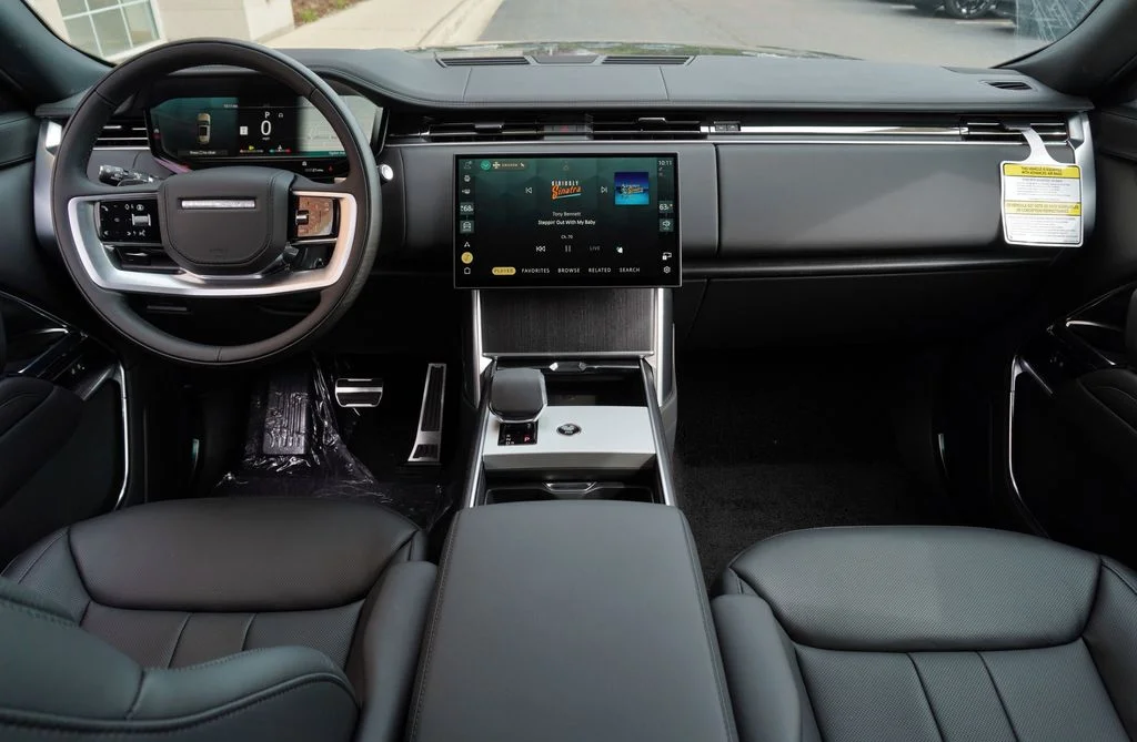 New 2026 Santorini Black Land Rover SE image 10