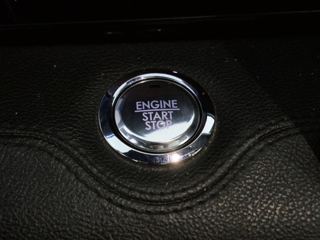 Used 2023 White Lincoln Reserve image 25