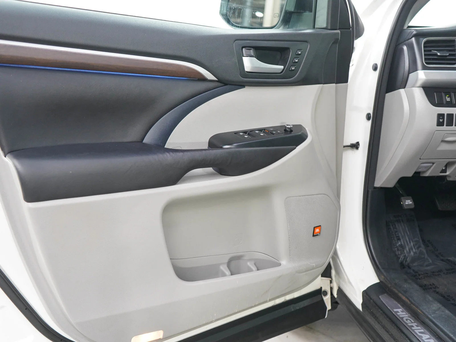 Used 2016 Blizzard Pearl Toyota  image 18