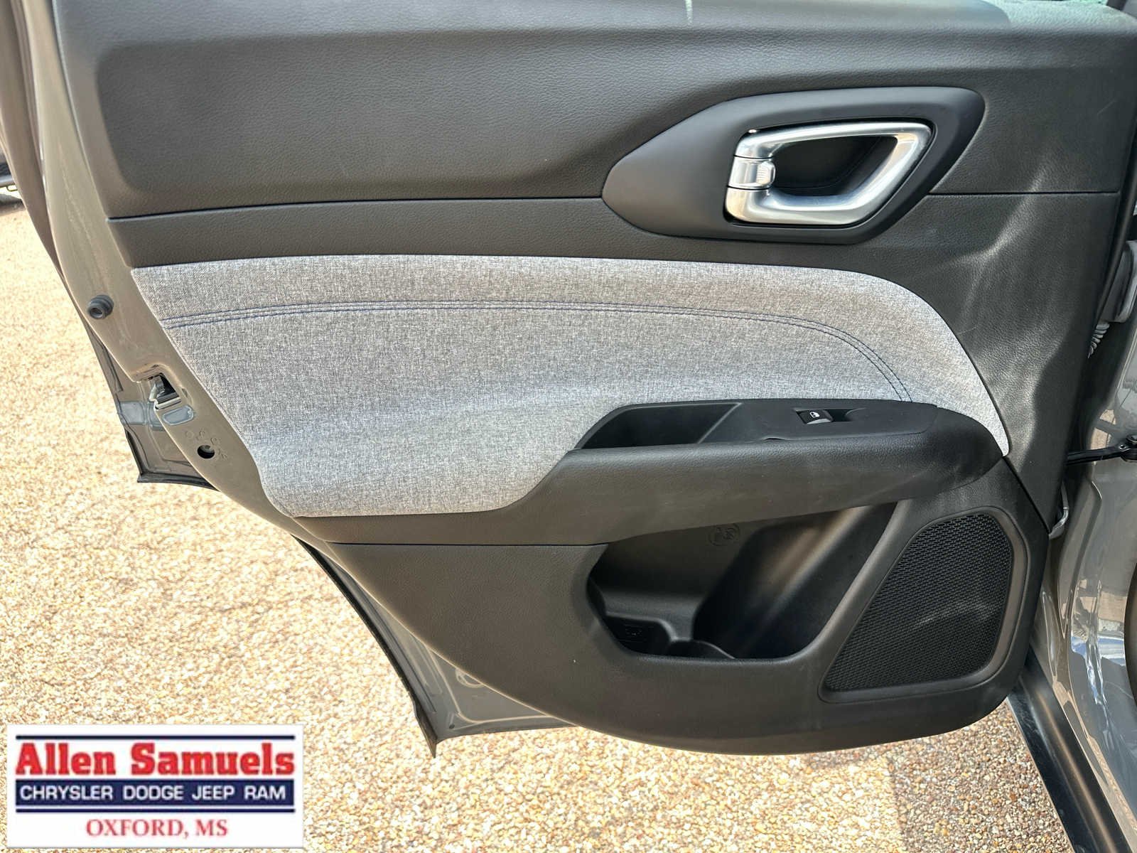 Used 2024 Sting-Gray Clearcoat Jeep Latitude image 41