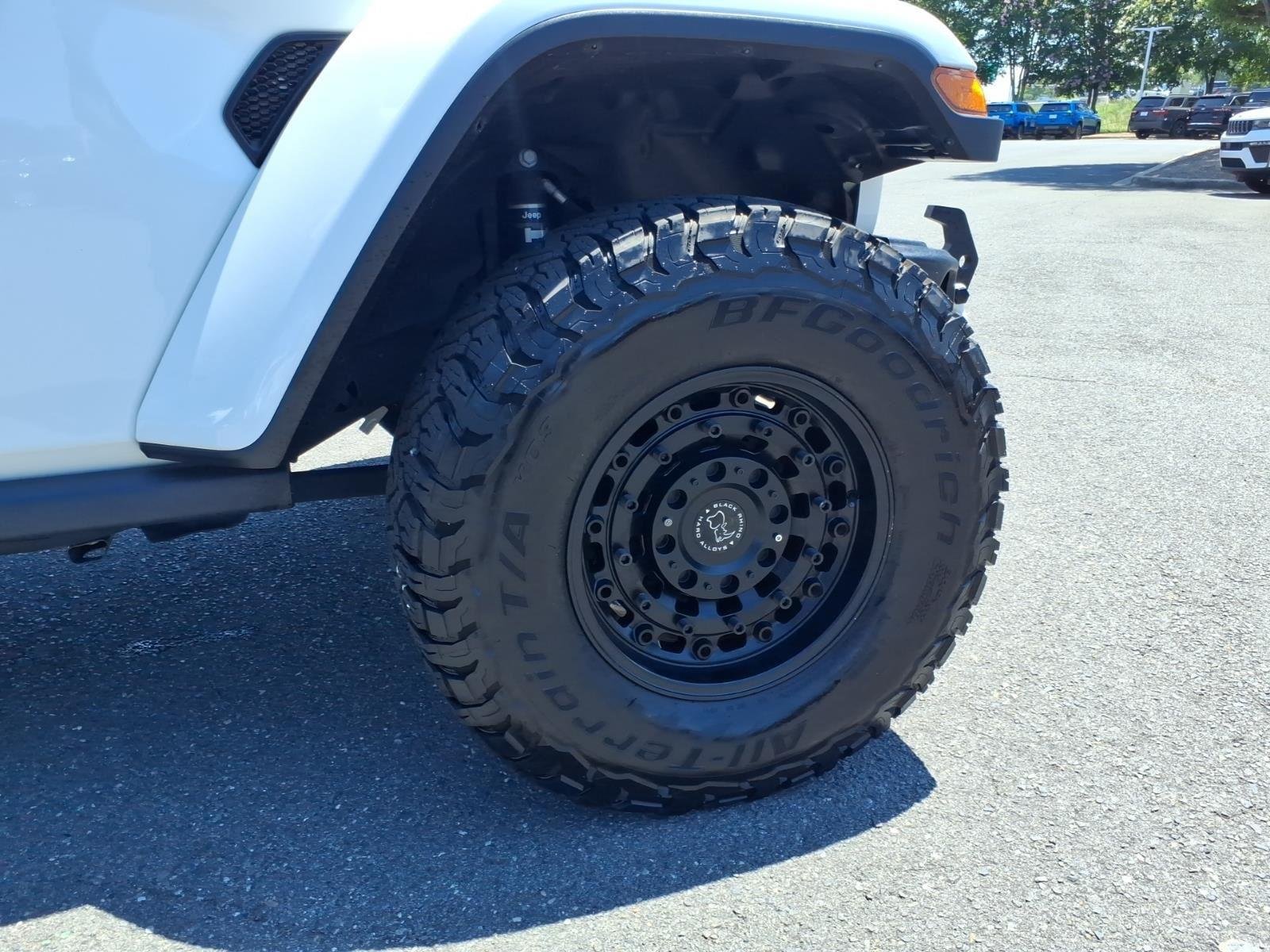 Used 2021 Bright White Clearcoat Jeep Mojave image 12