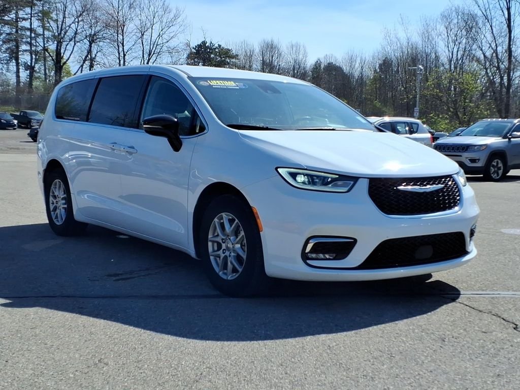 Used 2024 White Chrysler Touring L image 3
