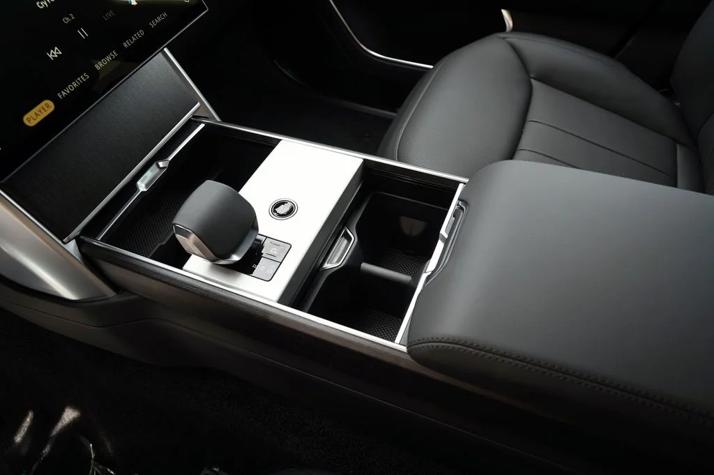 New 2026 Fuji White Land Rover SE image 33