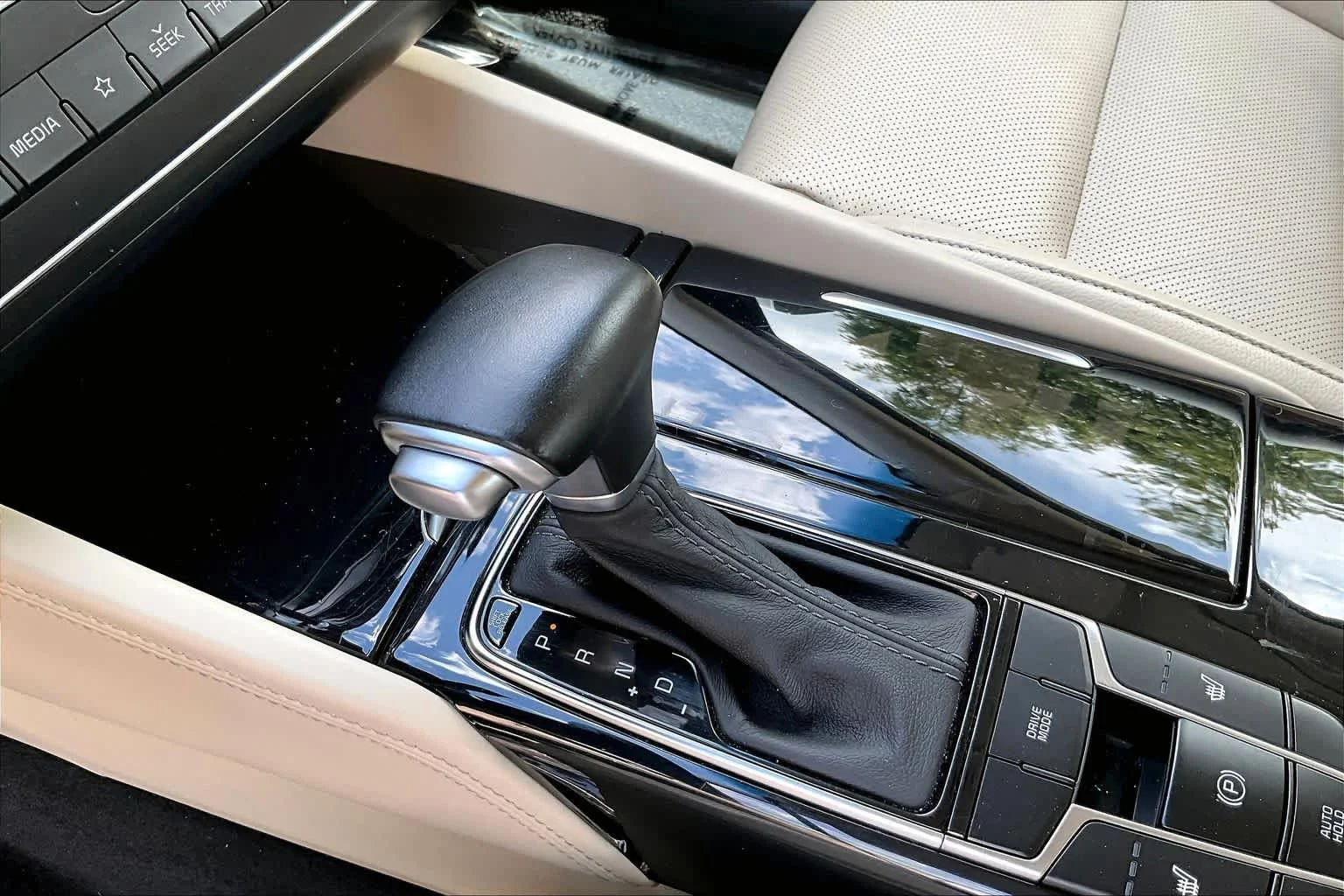 Used 2019 Snow White Pearl Kia Technology image 26