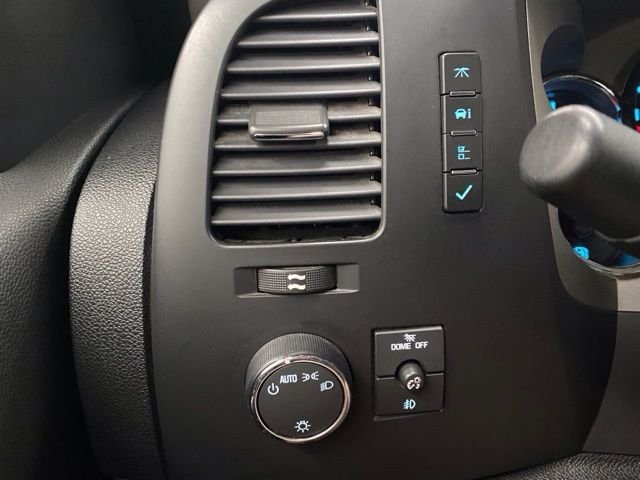Used 2008 Silver Chevrolet LT image 27