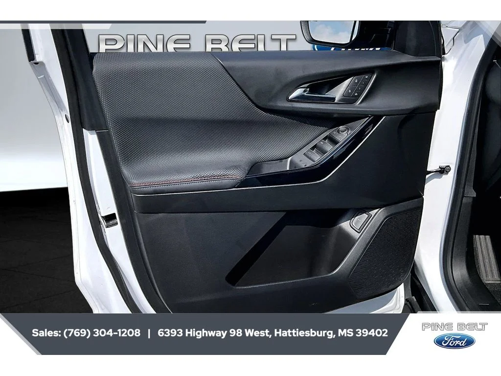 Used 2025 Iridescent Pearl Tricoat Chevrolet FWD RS image 17